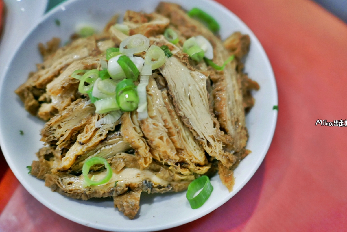 【桃園】 蘆竹南崁 老大秋牛肉麵｜南崁costco（好市多）周邊美食 這個老大真的很秋  一天只賣3小時還週休二日，小菜跟牛肉麵都很威，還有隱藏版每日限量必吃。