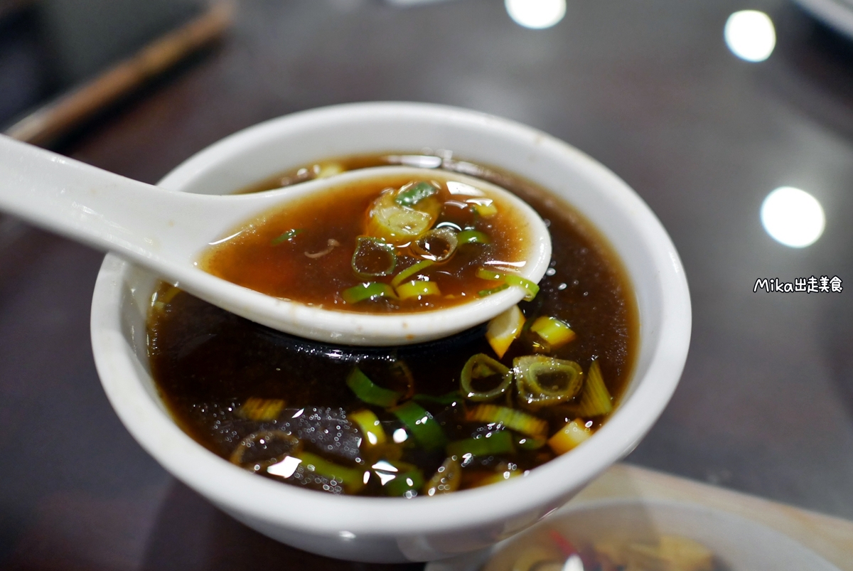 【桃園】 蘆竹南崁 老大秋牛肉麵｜南崁costco（好市多）周邊美食 這個老大真的很秋  一天只賣3小時還週休二日，小菜跟牛肉麵都很威，還有隱藏版每日限量必吃。