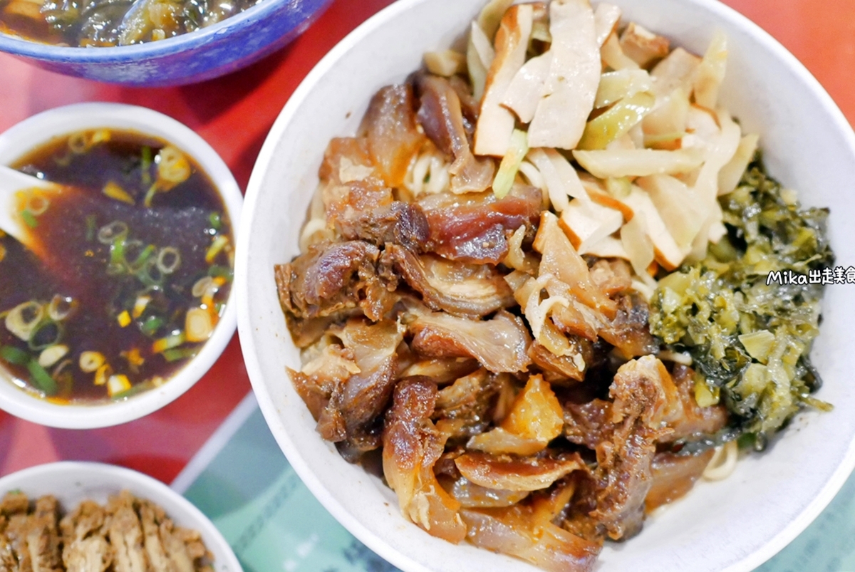 【桃園】 蘆竹南崁 老大秋牛肉麵｜南崁costco（好市多）周邊美食 這個老大真的很秋  一天只賣3小時還週休二日，小菜跟牛肉麵都很威，還有隱藏版每日限量必吃。