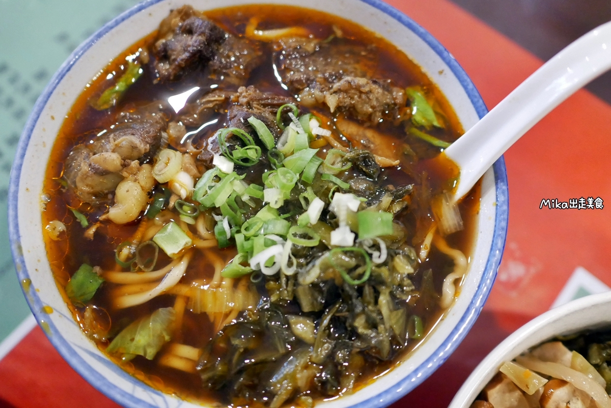 【桃園】 蘆竹南崁 老大秋牛肉麵｜南崁costco（好市多）周邊美食 這個老大真的很秋  一天只賣3小時還週休二日，小菜跟牛肉麵都很威，還有隱藏版每日限量必吃。