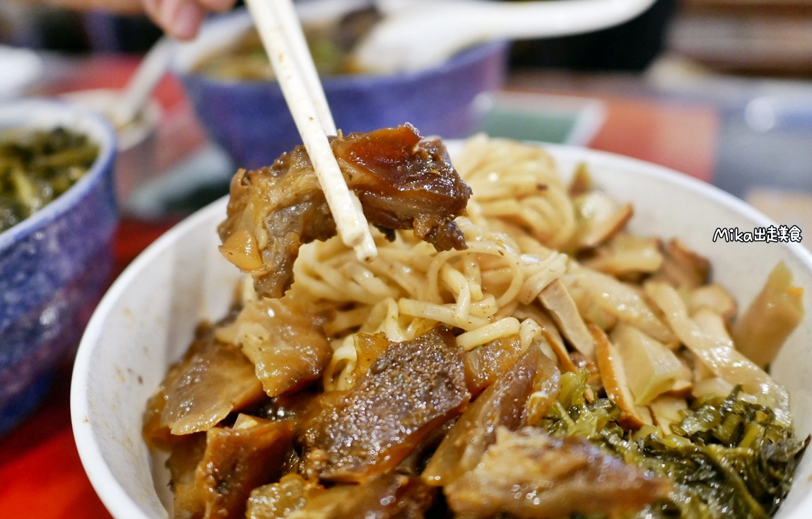 【桃園】 蘆竹南崁 老大秋牛肉麵｜南崁costco（好市多）周邊美食 這個老大真的很秋  一天只賣3小時還週休二日，小菜跟牛肉麵都很威，還有隱藏版每日限量必吃。